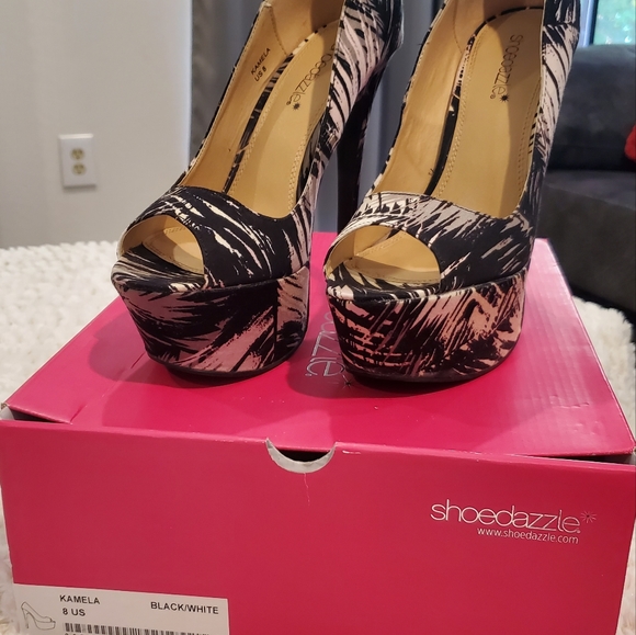 Black/White Patterned Peep Toe Stilettos by Shoe Dazzle Size 8 - Picture 5 of 8